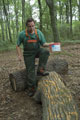 Click to see it big Ich mit Kettensäge, Impression aus dem Wald